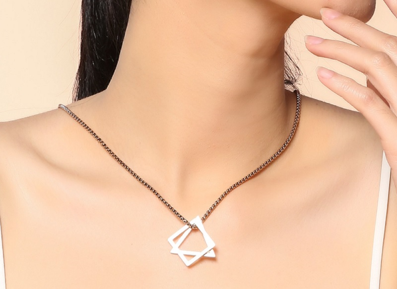 D&acirc;y chuyền mặt h&igrave;nh vu&ocirc;ng đan xen h&igrave;nh tam gi&aacute;c